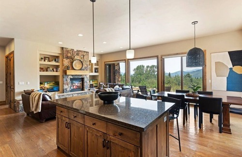 Wolf Creek House | Dreamy one level 3 bedroom home with hot tub!