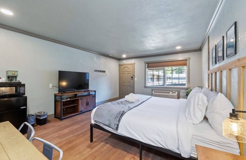 Lakeside Park Hotel | Dreamy Queen Bed Getaway on Stateline - Blue Jay Lodge