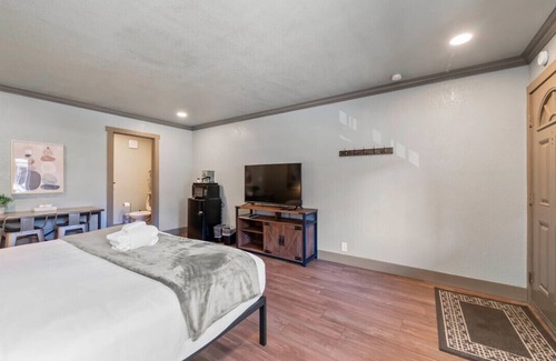 Lakeside Park Hotel | Dreamy Queen Bed Getaway on Stateline - Blue Jay Lodge