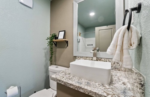 Lakeside Park Hotel | Dreamy Queen Bed Getaway on Stateline - Blue Jay Lodge