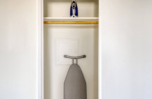 Central San Mateo Apartment | Dreamy San Mateo 2BR w/ W/D, BBQ & Pool, near Caltrain, by Blueground