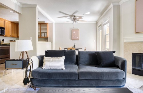 Santa Clara Apartment | Dreamy Santa Clara 2BR w/Gym, Pool & W/D, walk to Safeway, by Blueground