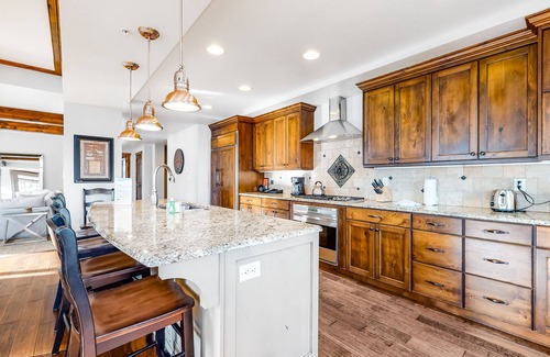 Park City Condo | Dreamy ski-in/out retreat with pool & hot tub access, scenic balcony, jetted tub
