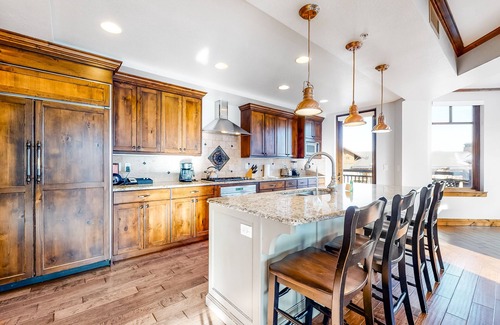 Park City Condo | Dreamy ski-in/out retreat with pool & hot tub access, scenic balcony, jetted tub