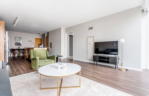 Streeterville Apartment | Dreamy Streeterville 1BR w/Pool & Gym, nr Riverwalk, by Blueground