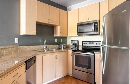 Walnut Creek Apartment | Dreamy Walnut Creek 1BR w/ BBQ, Gym & W/D, walk to BART, by Blueground
