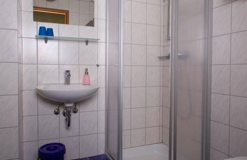 Morbisch am See Bed & Breakfast | Dreibettzimmer mit Dusche, WC - Gästehaus Elfriede