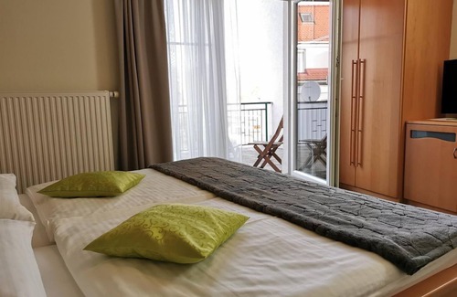 Feldbach Bed & Breakfast | Dreibettzimmer Mohnblume mit Großer Terrasse - Hotel & Wirtshaus Hödl-kaplan