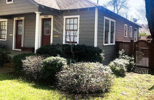 Uptown House | Driem House | Chic Uptown bungalow with yard