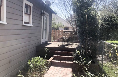 Uptown House | Driem House | Chic Uptown bungalow with yard
