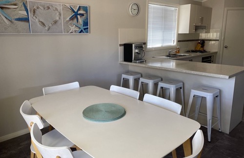 Melville House | Drift Away @ Coobowie (350m from beach & pet friendly)