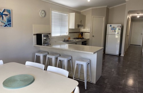 Melville House | Drift Away @ Coobowie (350m from beach & pet friendly)