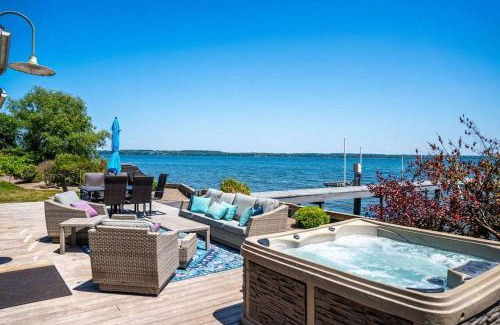 Geneva House | Drift Away Hot Tub Kayaks Lakefront & Games