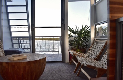 Steiglitz Boat Rental | Drift Flotel - Luxury Houseboat Experience
