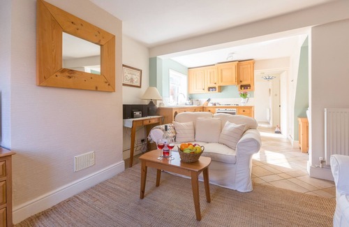 Aldeburgh Apartment | Drift In - sleeps 6 guests in 3 bedrooms