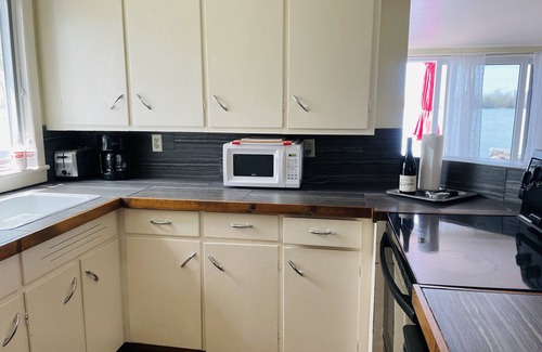 Amherstburg Cottage | Drifted Inn - Riverfront Cabin
