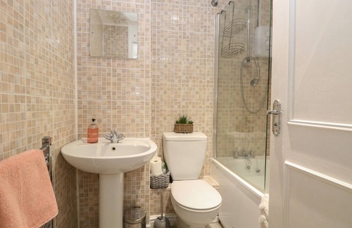 Caister-on-Sea House | DRIFTERS COVE, pet friendly, with a garden in Caister-On-Sea