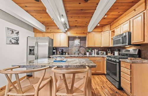 Tahoe Pines Cabin | Drifthaus | Firepit, Fireplace & BBQ!