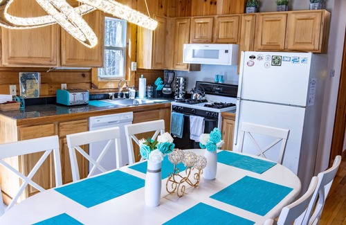 Timberline Cabin | Driftland Cabin – sauna, hot tub, pizza oven, kayak