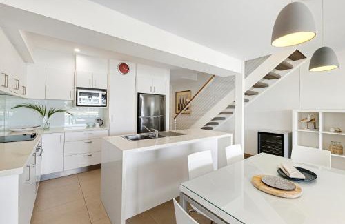 Noosaville Apartment | Driftwood 2 Riverfront with Jetty