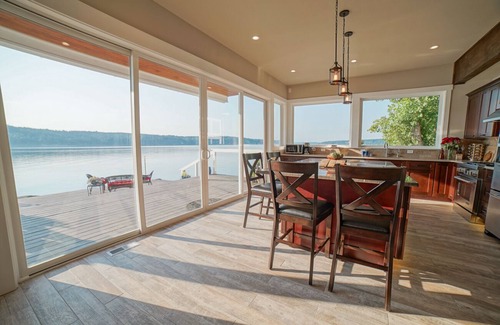 Olalla House | Driftwood Beach- Executive Waterfront Home with Kayaks