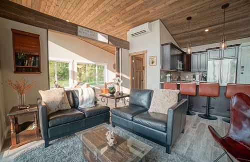 Olalla House | Driftwood Beach- Executive Waterfront Home with Kayaks
