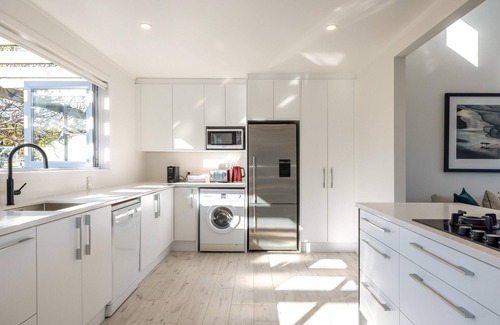 Blackpool House | Driftwood Beach House - Driftwood Beach House is a newly renovated modern family home with three bedrooms, two bathrooms a large kitchen and a spa pool. Located on the shores of Blackpool Beach in Oneroa on a quiet (access only) road this is a beauti