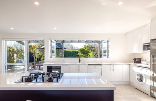 Blackpool House | Driftwood Beach House - Driftwood Beach House is a newly renovated modern family home with three bedrooms, two bathrooms a large kitchen and a spa pool. Located on the shores of Blackpool Beach in Oneroa on a quiet (access only) road this is a beauti