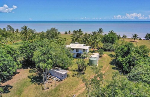 Dundee Beach House | Driftwood Beachfront Getaway, sleeps 8 comfortably, fully air conditioned.