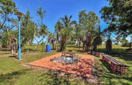 Dundee Beach House | Driftwood Beachfront Getaway, sleeps 8 comfortably, fully air conditioned.