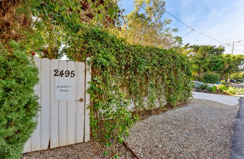 Santa Barbara Apartment | Driftwood Club - Jennifer`s Room (Dog Friendly)