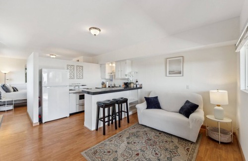 Santa Barbara Apartment | Driftwood Club - Whitney`s Oceanview Studio! (Full Kitchen)