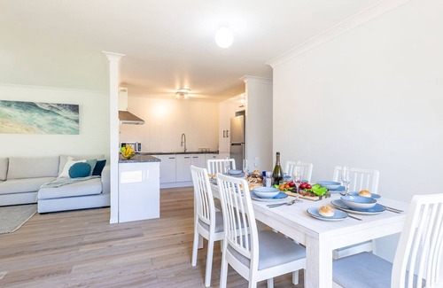 Fingal Bay House | Driftwood Cottage 1 28 Farm Rd pet friendly Wi Fi Air Con and ground floor