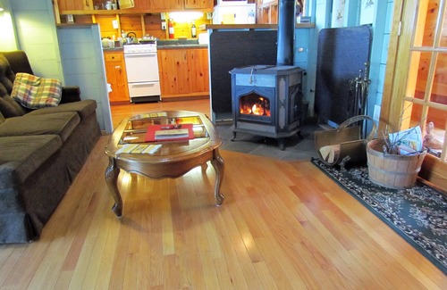 Brooksville Cabin | Driftwood Cottage; cozy oceanfront, 2 Kayaks, Wood Stove, Porch, Sunsets.