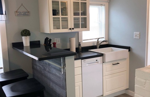 Dennis Port Cottage | Driftwood Cottage- Cozy Gas Fireplace - Walk to beach