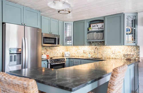 Old Saybrook Center Cottage | Driftwood Cottage @ Saybrook Point Marina, 2 King Beds