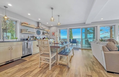Lummi Island House | Driftwood Dreams: Beautiful Views! Cozy for Fall