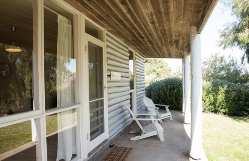 Waterhouse House | Driftwood House, Lakeside cottage, 75 metres to beach, Free wifi, BBQ.