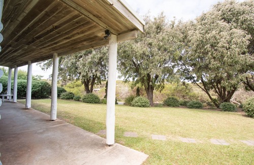 Waterhouse House | Driftwood House, Lakeside cottage, 75 metres to beach, Free wifi, BBQ.