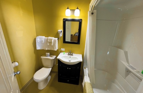 Deer Lake Hotel | Driftwood Inn