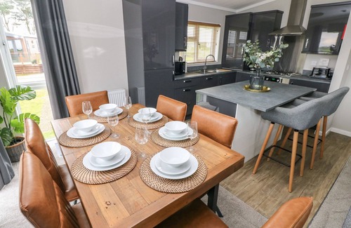 Hasguard Cross Cottage | DRIFTWOOD LODGE, pet friendly, with hot tub in Broad Haven
