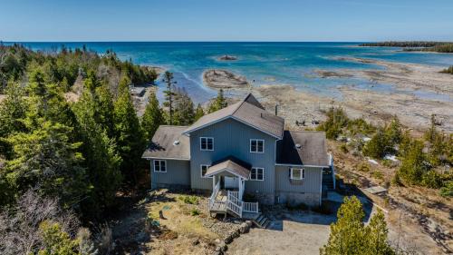 Tobermory House | Driftwood Luxe Lakefront Retreat - Tobermory