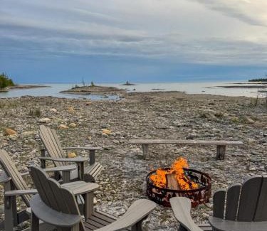 Tobermory House | Driftwood Luxe Lakefront Retreat - Tobermory