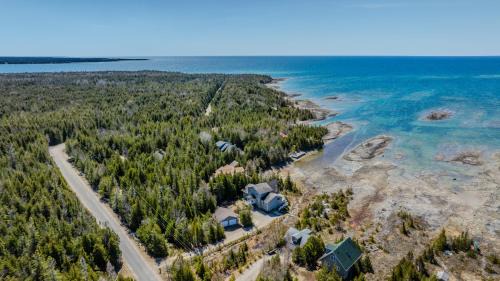 Tobermory House | Driftwood Luxe Lakefront Retreat - Tobermory