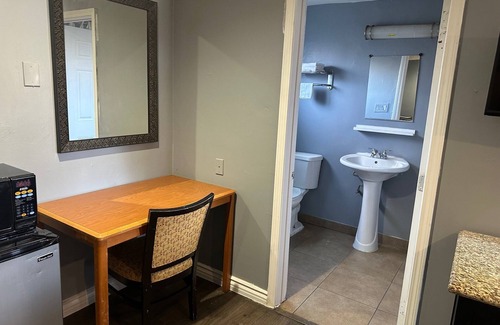 Colton Hotel | Driftwood Motel - Colton