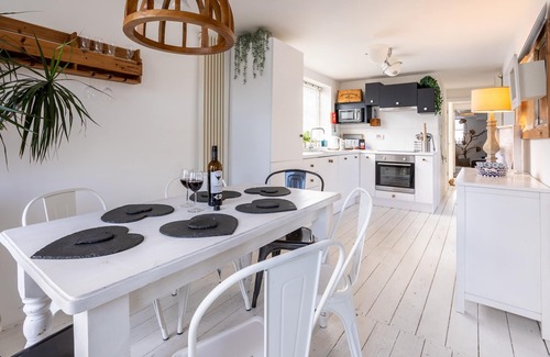 Rhosneigr Cottage | Driftwood: Pet-friendly seaside home for six in Rhosneigr