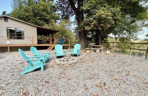 Imboden Cabin | Driftwood -Riverfront & Private, hot-tub + WiFi