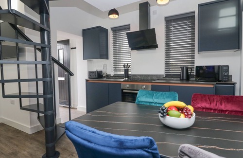 Roosebeck House | DRIFTWOOD STUDIO, pet friendly, with a garden in Barrow-In-Furness