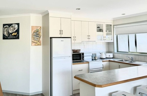 Lakes Entrance Apartment | Driftwood Townhouse 2 Waterfront-Central Location