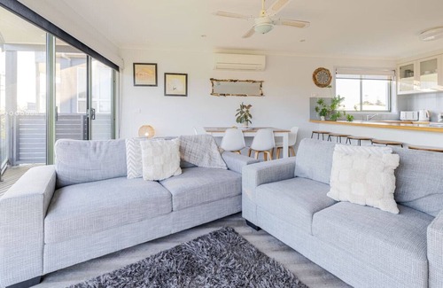 Lakes Entrance House | Driftwood Townhouse - Waterfront-Central Location
